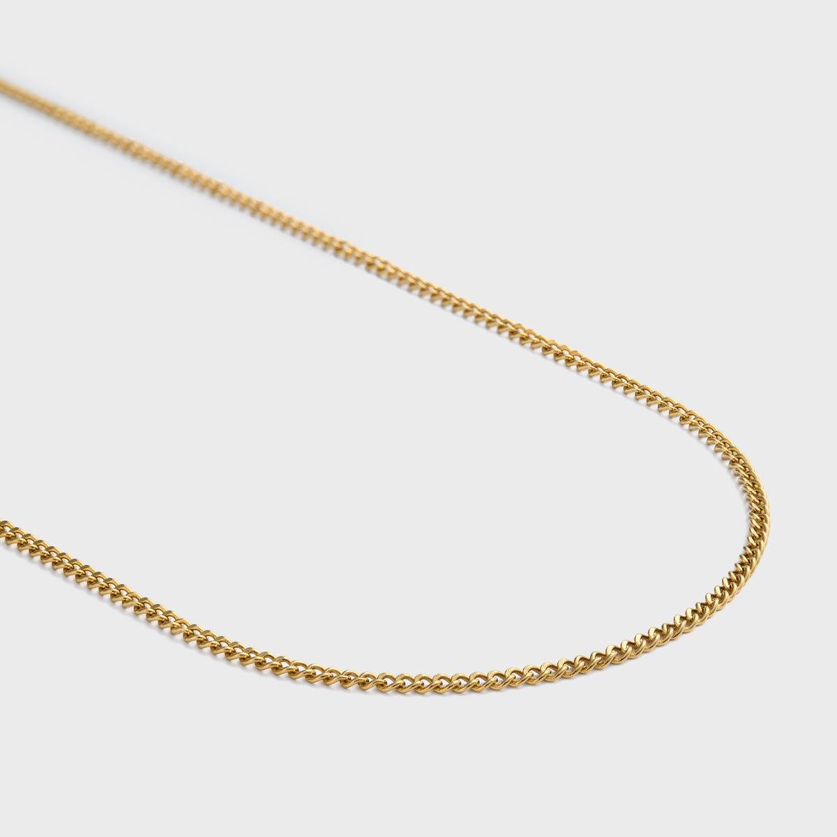 Curb chain gold 2mm side shot on light grey background